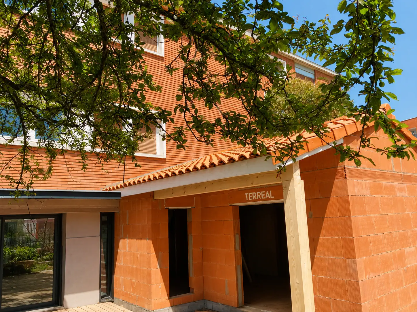 Extension maison brique facade