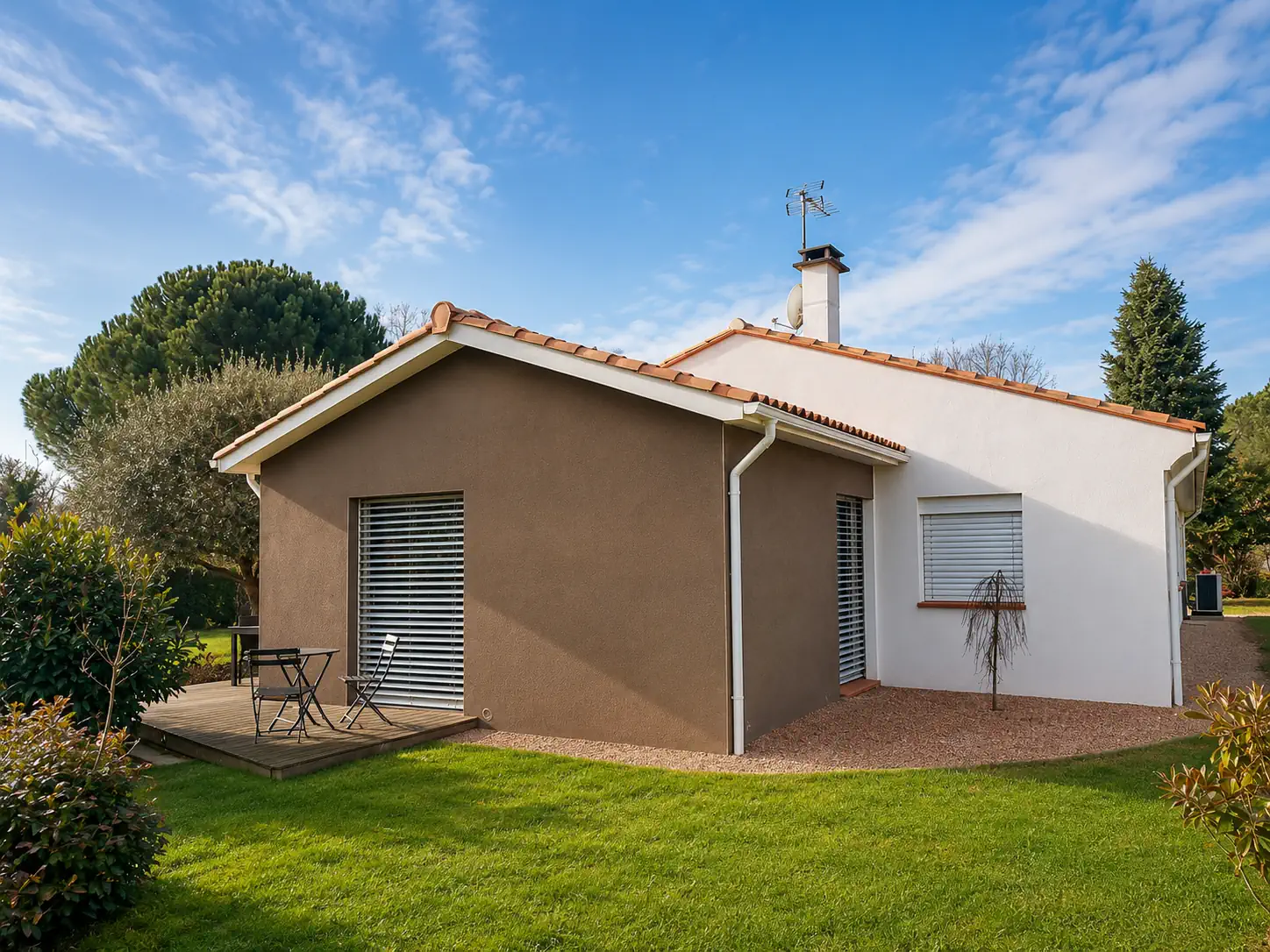 Extension maison enduit jardin