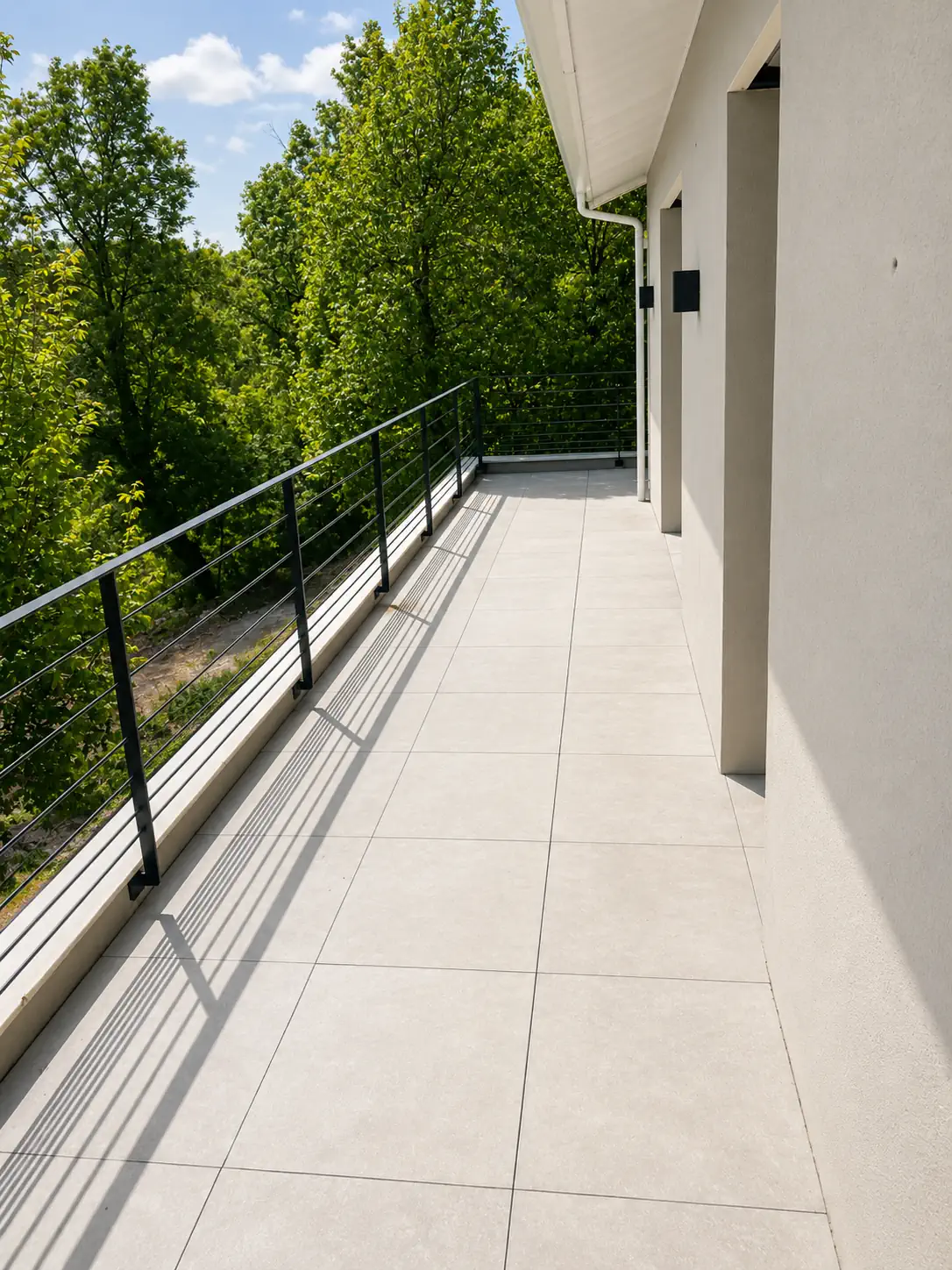 Construction neuve maison coteau balcon terrasse