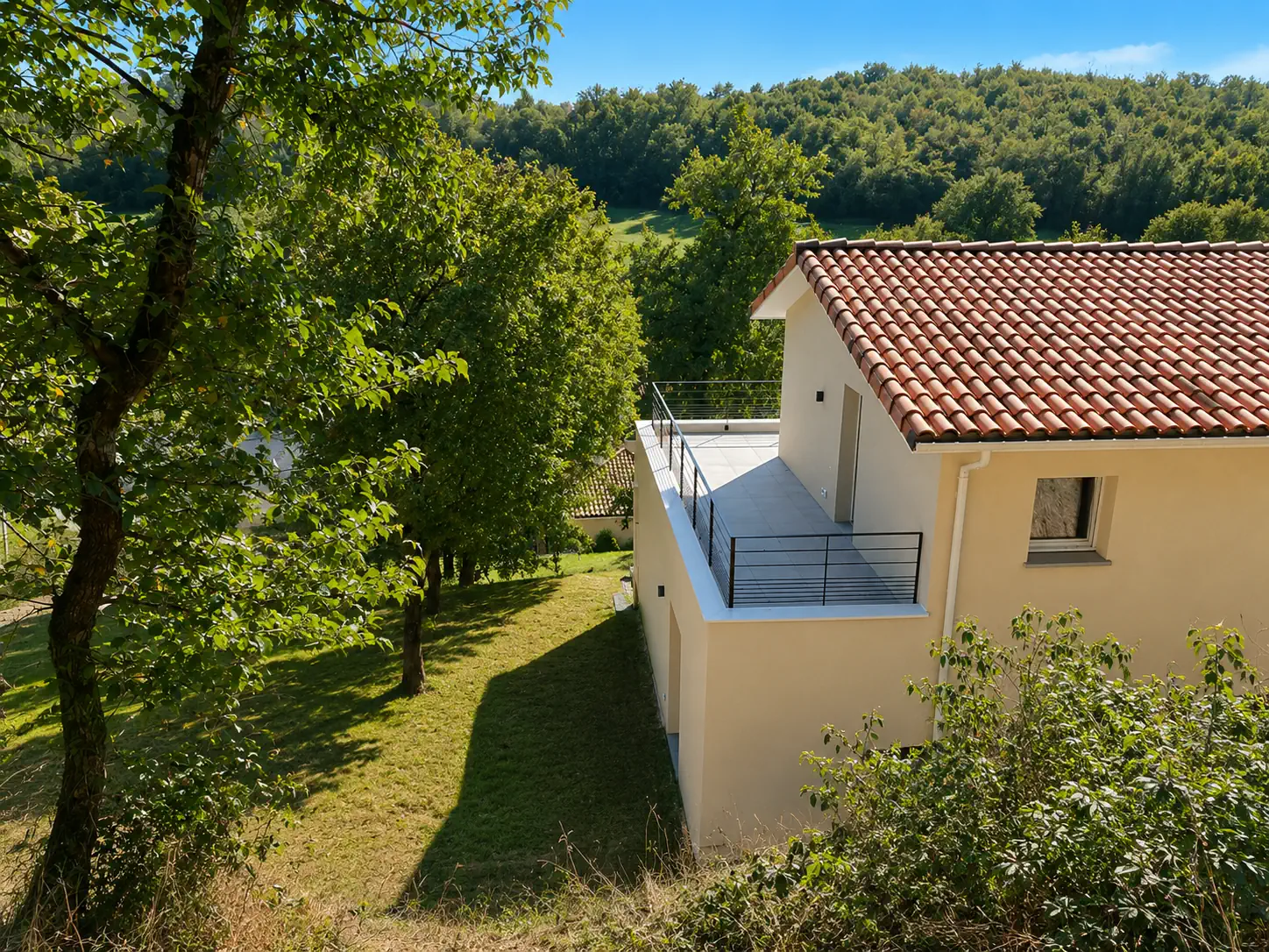 Construction neuve maison coteau jardin toiture tuile