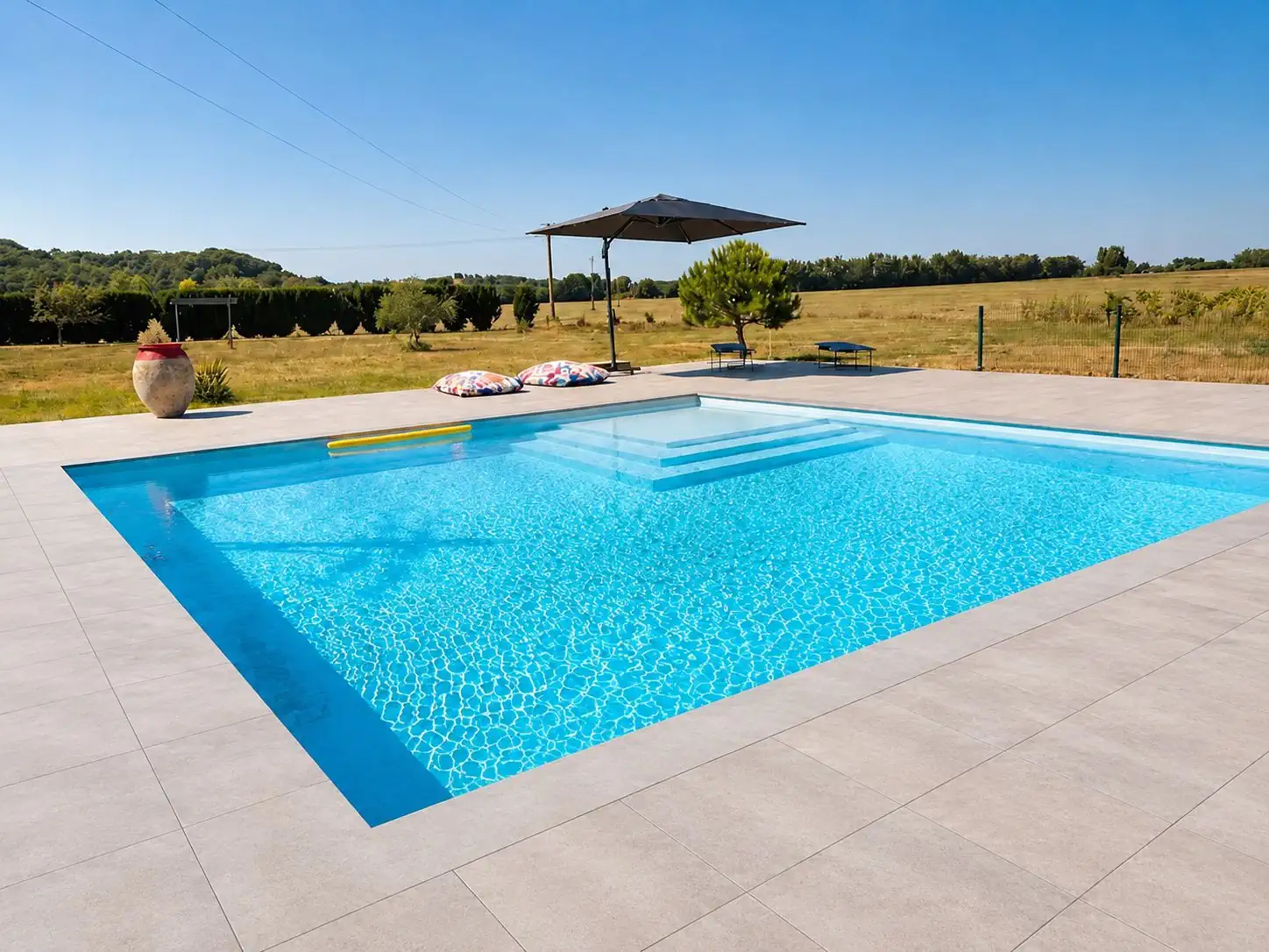 Piscine avec terrasse carrelée – ETCM