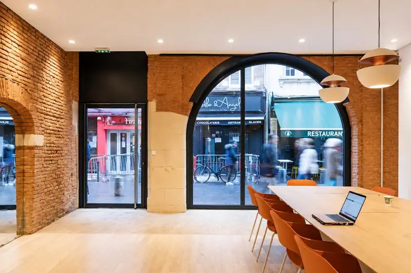 Professionnel bureau coworking vitrine