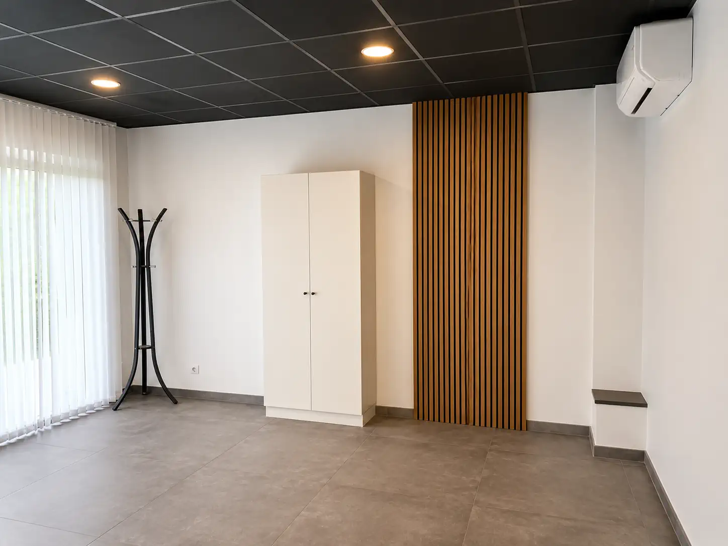 Professionnel bureau salle renovee