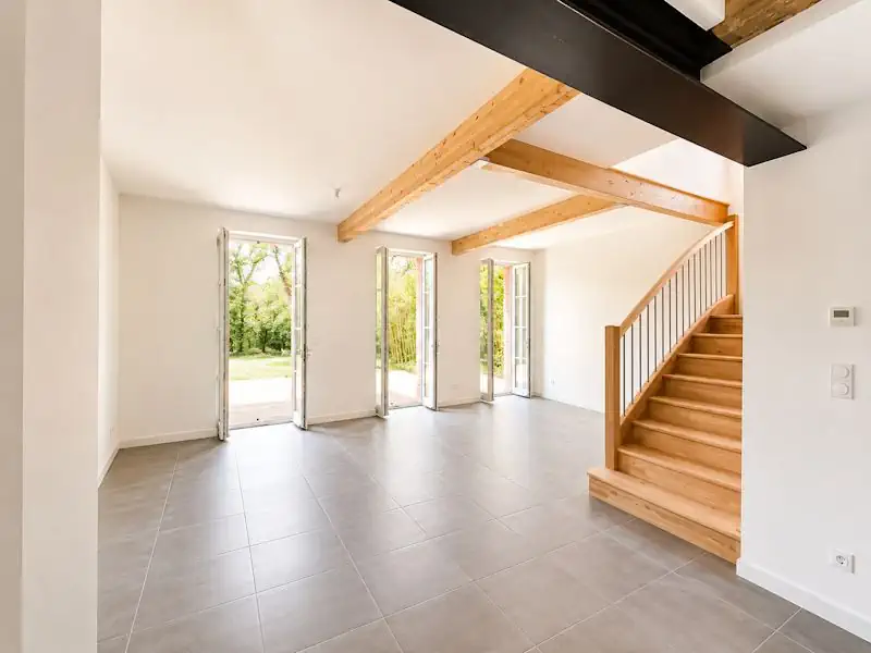 Séjour rénové avec escalier